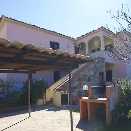 Апартаменты Iss Travel- Casa Pustinu, 2 Bedroom-apartment With Air Conditioning And Private Garden Сан-Теодоро